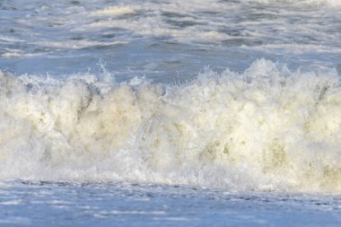 Atlas Okyanusu kıyısında Fransa 'daki Sables d' Olonne 'da dalgalar kopuyor..