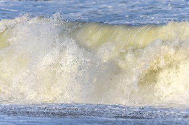 Atlas Okyanusu kıyısında Fransa 'daki Sables d' Olonne 'da dalgalar kopuyor..