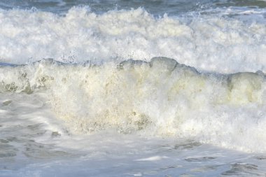 Atlas Okyanusu kıyısında Fransa 'daki Sables d' Olonne 'da dalgalar kopuyor..