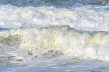 Atlas Okyanusu kıyısında Fransa 'daki Sables d' Olonne 'da dalgalar kopuyor..