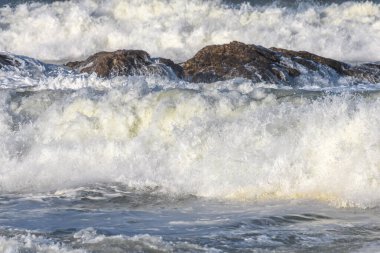 Fransa 'daki Sables d' Olonne 'da Atlantik Okyanusu' nun kıyısındaki kayalara vuran dalgalar..