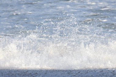 Atlas Okyanusu kıyısında Fransa 'daki Sables d' Olonne 'da dalgalar kopuyor..
