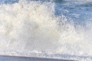 Atlas Okyanusu kıyısında Fransa 'daki Sables d' Olonne 'da dalgalar kopuyor..