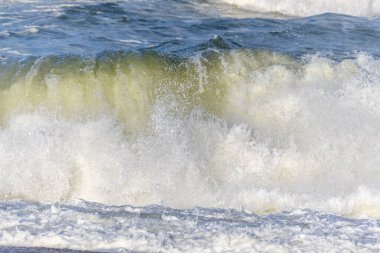 Atlas Okyanusu kıyısında Fransa 'daki Sables d' Olonne 'da dalgalar kopuyor..