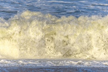 Atlas Okyanusu kıyısında Fransa 'daki Sables d' Olonne 'da dalgalar kopuyor..
