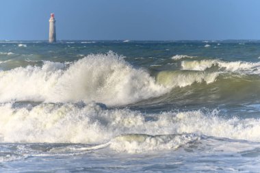 Atlas Okyanusu kıyısında Fransa 'daki Sables d' Olonne 'da dalgalar kopuyor..
