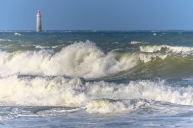 Atlas Okyanusu kıyısında Fransa 'daki Sables d' Olonne 'da dalgalar kopuyor..