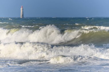 Atlas Okyanusu kıyısında Fransa 'daki Sables d' Olonne 'da dalgalar kopuyor..