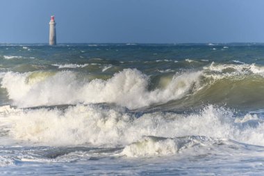 Atlas Okyanusu kıyısında Fransa 'daki Sables d' Olonne 'da dalgalar kopuyor..