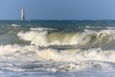 Atlas Okyanusu kıyısında Fransa 'daki Sables d' Olonne 'da dalgalar kopuyor..