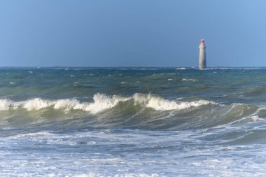 Atlas Okyanusu kıyısında Fransa 'daki Sables d' Olonne 'da dalgalar kopuyor..