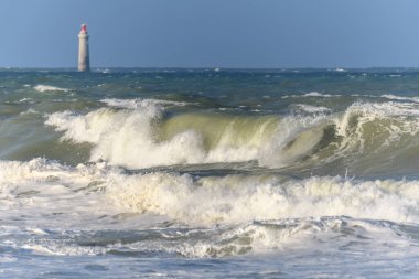 Atlas Okyanusu kıyısında Fransa 'daki Sables d' Olonne 'da dalgalar kopuyor..