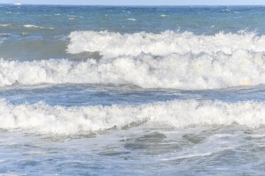 Atlas Okyanusu kıyısında Fransa 'daki Sables d' Olonne 'da dalgalar kopuyor..