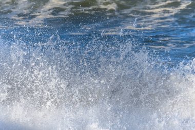 Atlas Okyanusu kıyısında Fransa 'daki Sables d' Olonne 'da dalgalar kopuyor..