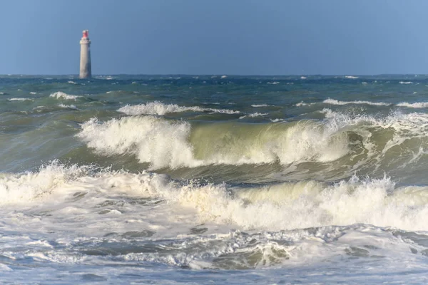 Atlas Okyanusu kıyısında Fransa 'daki Sables d' Olonne 'da dalgalar kopuyor..