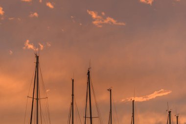 Fransa 'da Atlantik kıyısında bir limanda gün batımı, Les Sables d' Olonne.