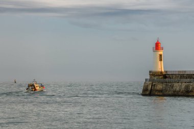 Fransa 'daki Sables d' Olonne 'da büyük jetin kırmızı deniz feneri..