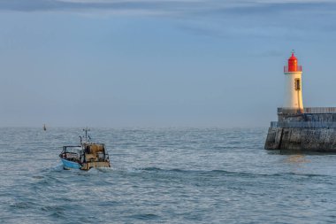 Fransa 'daki Sables d' Olonne 'da büyük jetin kırmızı deniz feneri..