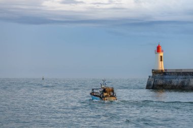 Fransa 'daki Sables d' Olonne 'da büyük jetin kırmızı deniz feneri..