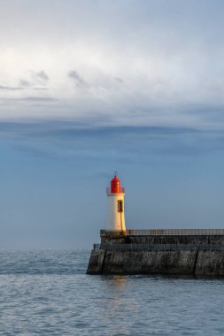 Fransa 'daki Sables d' Olonne 'da büyük jetin kırmızı deniz feneri..
