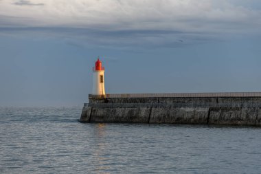 Fransa 'daki Sables d' Olonne 'da büyük jetin kırmızı deniz feneri..