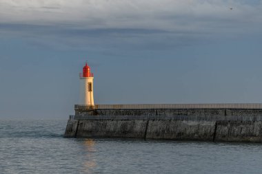 Fransa 'daki Sables d' Olonne 'da büyük jetin kırmızı deniz feneri..