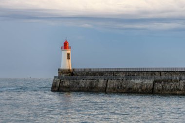 Fransa 'daki Sables d' Olonne 'da büyük jetin kırmızı deniz feneri..