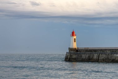 Fransa 'daki Sables d' Olonne 'da büyük jetin kırmızı deniz feneri..