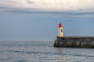 Fransa 'daki Sables d' Olonne 'da büyük jetin kırmızı deniz feneri..
