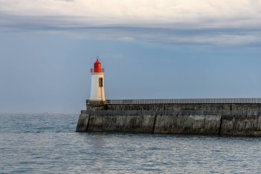 Fransa 'daki Sables d' Olonne 'da büyük jetin kırmızı deniz feneri..