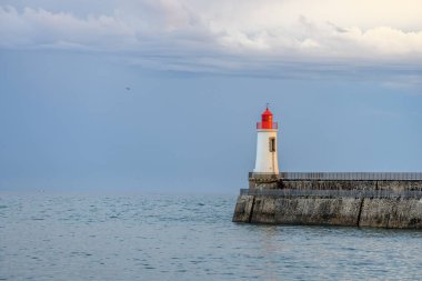 Fransa 'daki Sables d' Olonne 'da büyük jetin kırmızı deniz feneri..