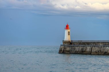 Fransa 'daki Sables d' Olonne 'da büyük jetin kırmızı deniz feneri..