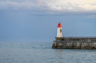 Fransa 'daki Sables d' Olonne 'da büyük jetin kırmızı deniz feneri..