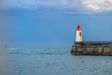 Fransa 'daki Sables d' Olonne 'da büyük jetin kırmızı deniz feneri..