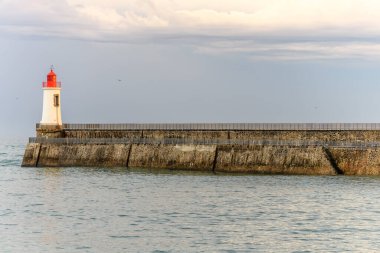 Fransa 'daki Sables d' Olonne 'da büyük jetin kırmızı deniz feneri..