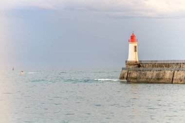 Fransa 'daki Sables d' Olonne 'da büyük jetin kırmızı deniz feneri..