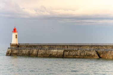 Fransa 'daki Sables d' Olonne 'da büyük jetin kırmızı deniz feneri..