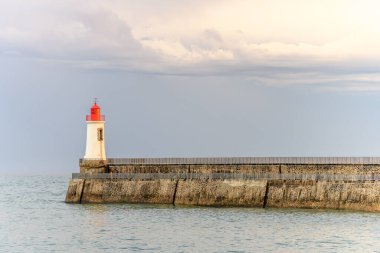 Fransa 'daki Sables d' Olonne 'da büyük jetin kırmızı deniz feneri..