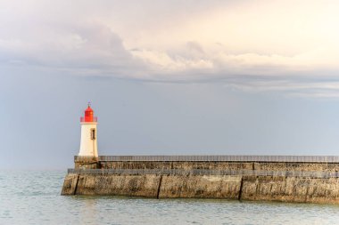 Fransa 'daki Sables d' Olonne 'da büyük jetin kırmızı deniz feneri..