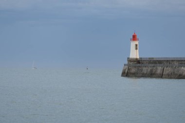 Fransa 'daki Sables d' Olonne 'da büyük jetin kırmızı deniz feneri..