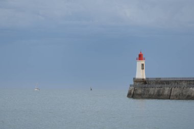 Fransa 'daki Sables d' Olonne 'da büyük jetin kırmızı deniz feneri..