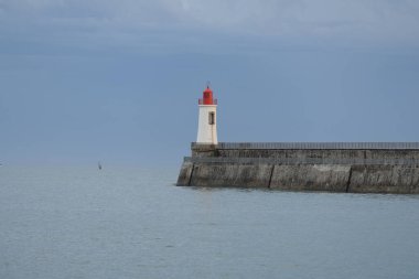 Fransa 'daki Sables d' Olonne 'da büyük jetin kırmızı deniz feneri..