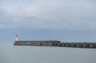 Fransa 'daki Sables d' Olonne 'da büyük jetin kırmızı deniz feneri..