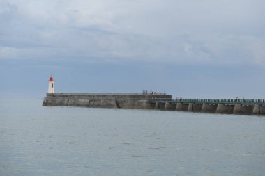Fransa 'daki Sables d' Olonne 'da büyük jetin kırmızı deniz feneri..