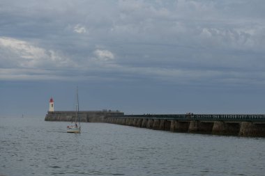 Fransa 'daki Sables d' Olonne 'da büyük jetin kırmızı deniz feneri..
