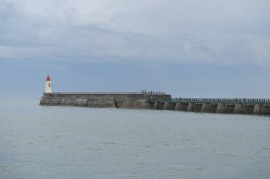 Fransa 'daki Sables d' Olonne 'da büyük jetin kırmızı deniz feneri..