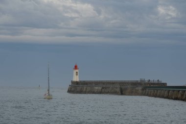 Fransa 'daki Sables d' Olonne 'da büyük jetin kırmızı deniz feneri..