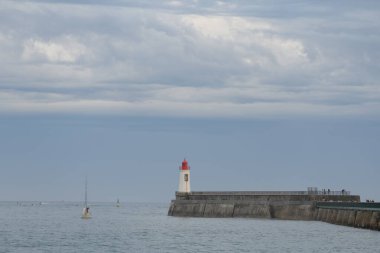 Fransa 'daki Sables d' Olonne 'da büyük jetin kırmızı deniz feneri..