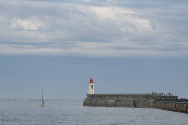 Fransa 'daki Sables d' Olonne 'da büyük jetin kırmızı deniz feneri..