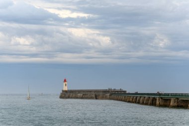 Fransa 'daki Sables d' Olonne 'da büyük jetin kırmızı deniz feneri..